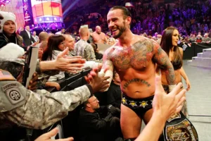 CM PunkIn this photograph taken by AP Images for WWE, WWE Champion CM Punk thanks the troops for their service / LAPRESSE