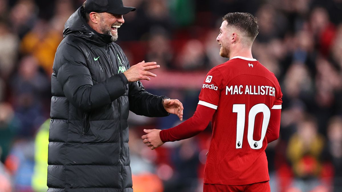 Jurgen Klopp is happy and celebrates when the game is finished, along with Alexis Mac Allister.